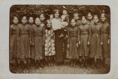 孤児と思われるグループ、おそらくバーナードスの子供たち（モノクロ写真 作： English Photographer