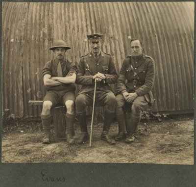 日産の小屋の外にいる3人の兵士のグループ、c.1914-18 作： English Photographer