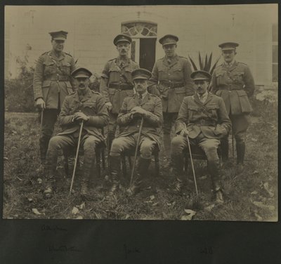 1914〜18年の軍服姿の7人の男性のグループの肖像 作： English Photographer