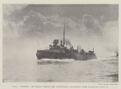 6月11日に悲惨な爆発が起こった船上でのHMS Daring 作： English Photographer