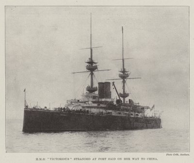 HMS Victoriousが中国に向かう途中、ポートサイドで立ち往生 作： English Photographer
