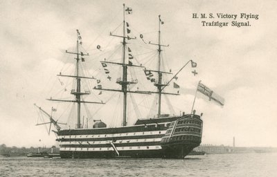 HMSビクトリー、空飛ぶトラファルガー信号 作： English Photographer