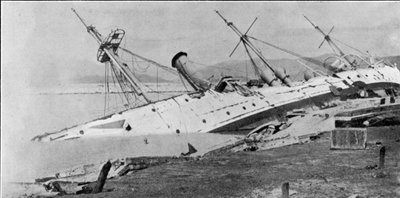HMスループフェニックス、香港の台風で上陸、グラフィックからのイラスト、1906年10月27日 作： English Photographer