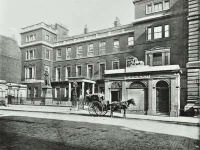 戦争事務所の外のハンソムキャブポールモール、ウィリスコレクション、1890 作： English Photographer