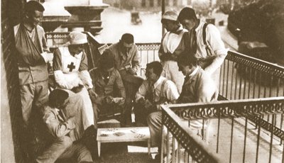 幸せな、幸せな負傷した男！ 1916年6月21日のイラストレイテッドウォーニュース（セピア写真）からヒーロー崇拝を楽しんでいる男性 作： English Photographer