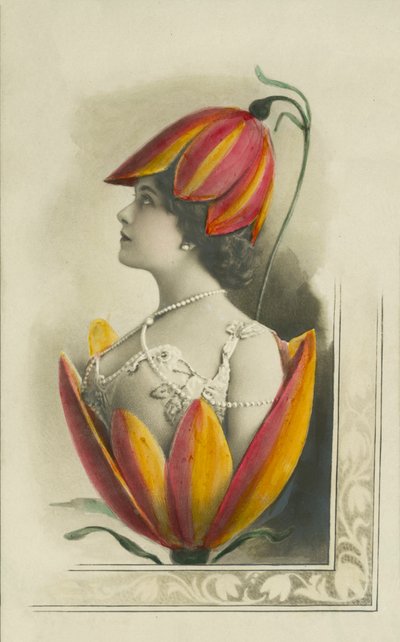 花の中の女性の頭と肩（カラー写真） 作： English Photographer