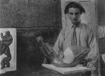 1914年にケンブリッジ大学のケトルズヤードで彼の彫刻「鳥を飲み込む魚」と一緒にアンリガウディエ=ブジェスカ 作： English Photographer
