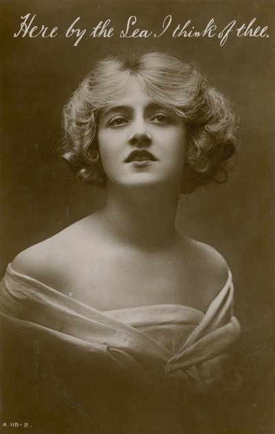 ここで海によって私はあなたのことを考える、1913年に送信されたはがき 作： English Photographer