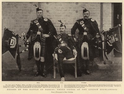 ダーガイの戦いの英雄、ゴードンハイランダーズの3人のパイパー 作： English Photographer