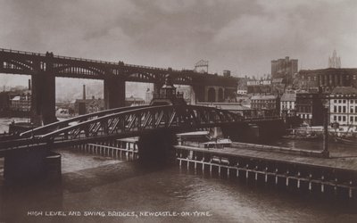 ニューカッスル・オン・タインのハイレベル橋とスイング橋（モノクロ写真 作： English Photographer