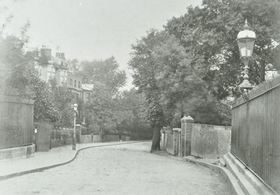 ハイゲートアーチウェイ：古いランプが手すりに固定された東側のアプローチ、1896年 作： English Photographer