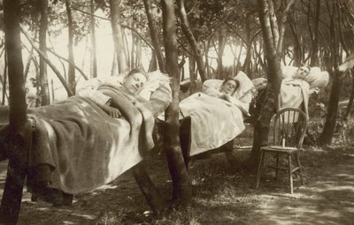 ケント州の農場でハンモックに寝るホップ摘みの人々（モノクロ写真 作： English Photographer