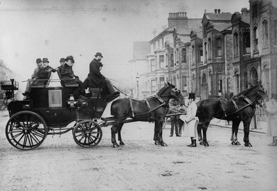馬が引く駅馬車、1880年代頃 作： English Photographer