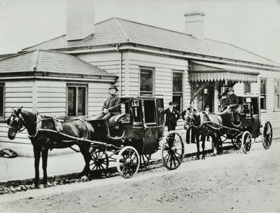 1885年、ウェストボーンパーク駅の馬車 作： English Photographer