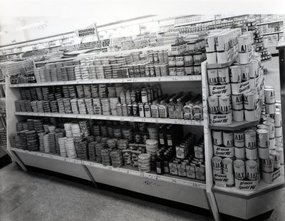 家庭用品の通路、ウールワース店、1956 作： English Photographer