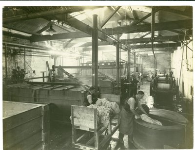 油圧式染色工場、カーペット工場、1923 作： English Photographer