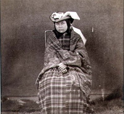 英国工兵隊が四十九度線で撮影した洋装のインド人女性（セピア色の写真） 作： English Photographer
