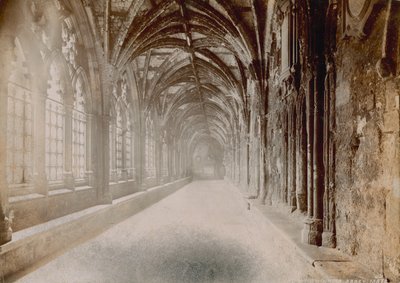 ウェストミンスター寺院の回廊の内部 作： English Photographer