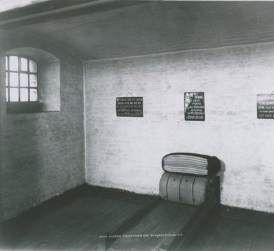 ニューゲート刑務所の非難された独房の内部ビュー 作： English Photographer