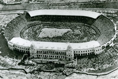 1923年の最初のウェンブリーカップ決勝戦のスタジアムへの侵入 作： English Photographer