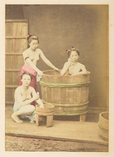 【日本語】女の子の入浴、 3 人の半裸の若い日本人女性のスタジオのタブロー。  撮影者：不明  ルーカス コレクション: チャールズ ジェイムズとモートン P のワールド ツアーの写真記録、ルーカス 作： English Photographer
