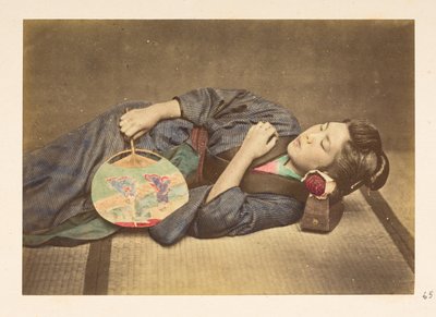 寝ている日本人女性、 右手に扇子を持ち、木製の枕に頭を乗せて眠っている若い日本人女性の 4 分の 3 の長さのスタジオ ポートレート   撮影者：不明  ルーカス コレクション: 世界の写真記録 作： English Photographer