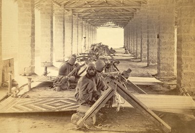 カラチの牢獄の織工たち。1873年（写真プリント） 作： English Photographer