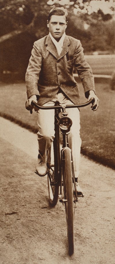 1911年にエドワード8世が自転車に乗る 作： English Photographer