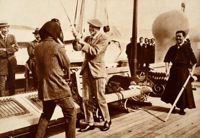 キングエドワード8世、日本のフェンシングヘルメットのテスト、1922年 作： English Photographer