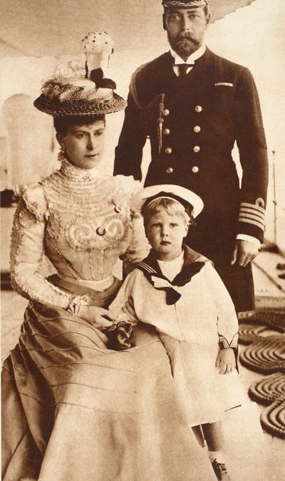 キングジョージV、クイーンメアリーとその息子エドワード8世、HMSクレセント、1899年頃 作： English Photographer