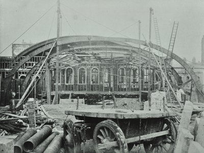キングスクロス駅：1862年に建設工事が進行中 作： English Photographer