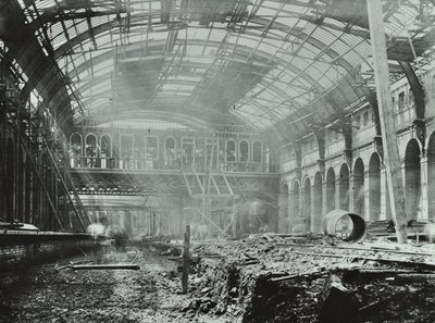 キングスクロス駅：1862年に建設工事が進行中 作： English Photographer