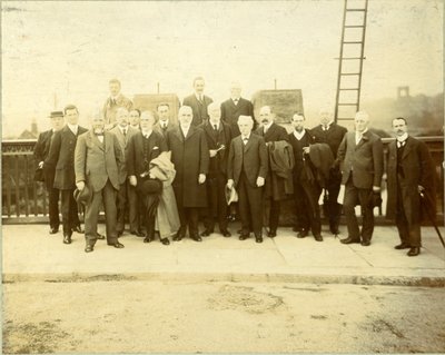 1912年6月28日、市会議員F.M.ラプトンが開通させたカークストール橋改築工事（モノクロ写真） 作： English Photographer