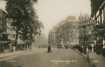 ナイツブリッジ、ロンドン 作： English Photographer