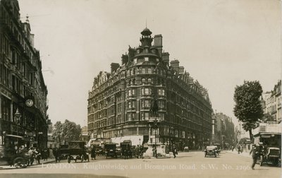 Knightsbridge and Brompton Road、SW、London 作： English Photographer