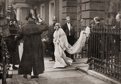 1923年4月26日に結婚式に向かう途中、エリザベスボウズリヨン夫人は、HRHのニューヨーク公爵、後に二十五年の物語からジョージ6世、1935年に出版されました 作： English Photographer
