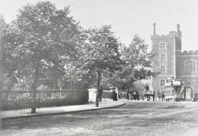ランベスブリッジ：ランベス宮殿を背景にしたアプローチ道路、1897年 作： English Photographer