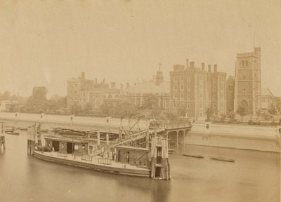 ランベス宮殿と桟橋 作： English Photographer