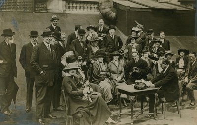 ジェームズバリー卿の言うことを聞いて、1912年にウィンダムズの屋根にある立派なクライトンを読みました 作： English Photographer