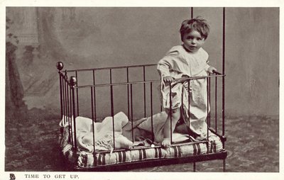 ベビーベッドに座る男の子（モノクロ写真 作： English Photographer