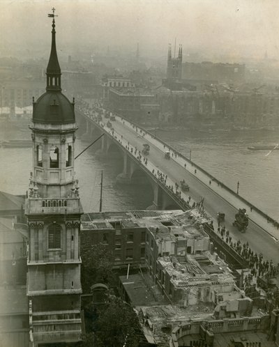 1920年8月18日、ロンドン橋 作： English Photographer