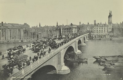 ロンドンブリッジ：1895年に橋を渡る、馬が引くオムニバスとカート、歩行者 作： English Photographer