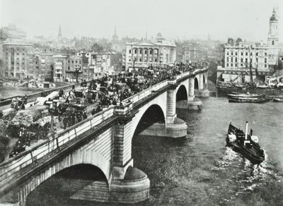 ロンドン橋：橋の上の馬車の通行、1895 作： English Photographer