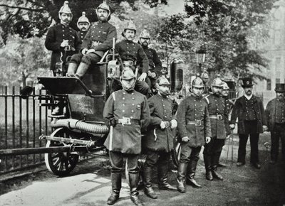 ロンドン消防隊：エンジンとターンコックを備えた消防士のグループ、1895 作： English Photographer