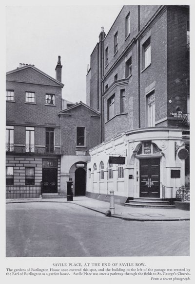 ロンドン：Savile Rowの先にあるSavile Place（モノクロ写真 作： English Photographer
