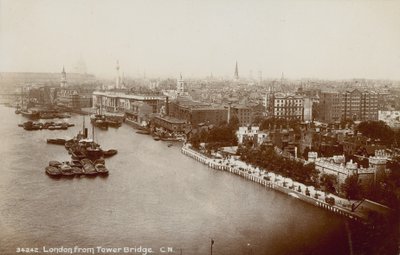 ロンドンブリッジからロンドン 作： English Photographer