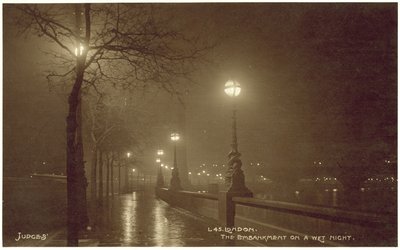 雨の夜のロンドン、エンバンクメント（モノクロ写真） 作： English Photographer