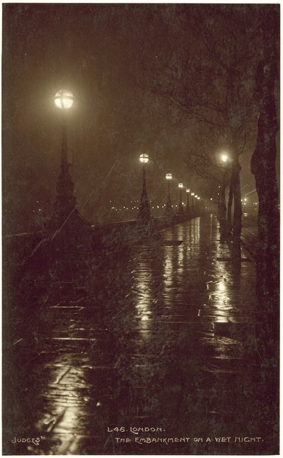 雨の夜のロンドン、エンバンクメント（モノクロ写真） 作： English Photographer