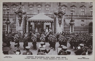 1919年7月5日に行われたロンドン連隊の戦勝記念行進（モノクロ写真 作： English Photographer