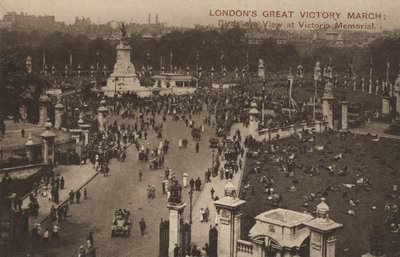 ロンドンの大勝利の行進、ヴィクトリア・メモリアルでの鳥瞰図（モノクロ写真 作： English Photographer